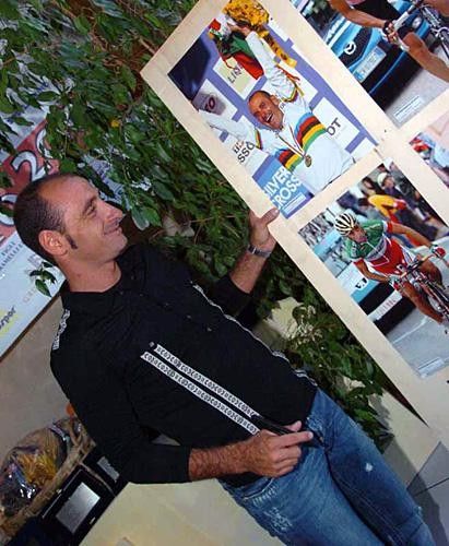 Paolo Bettini next to poster celebrating his Worlds victory