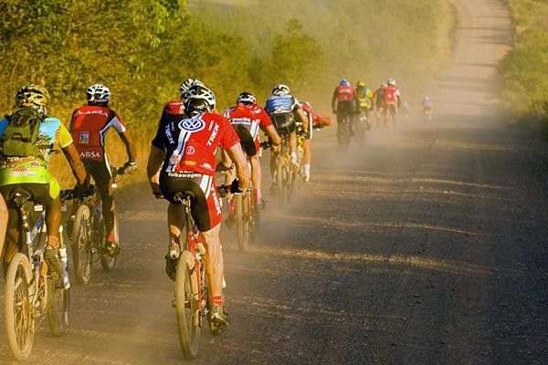 The peloton negotiates a dusty section.