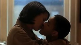 Nina and Darius (Nia Long and Larenz Tate) kissing in Love Jones