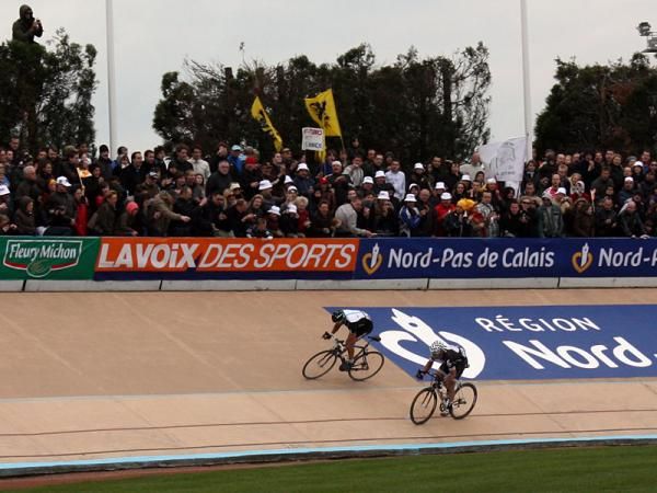 &hellip;and Hushovd (Cervelo TestTeam) goes right through.