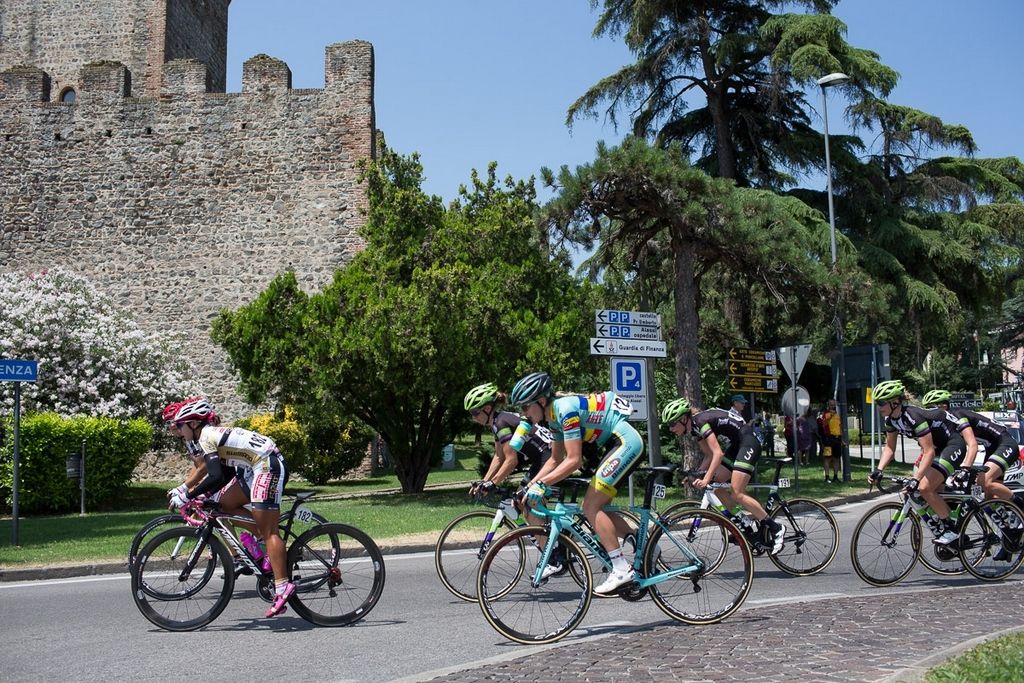 Ana Maria Covrig (INPA - Bianchi) in the peloton