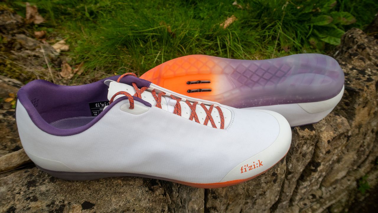 Fizik Tempo Beat shoes, side on, one with sole showing