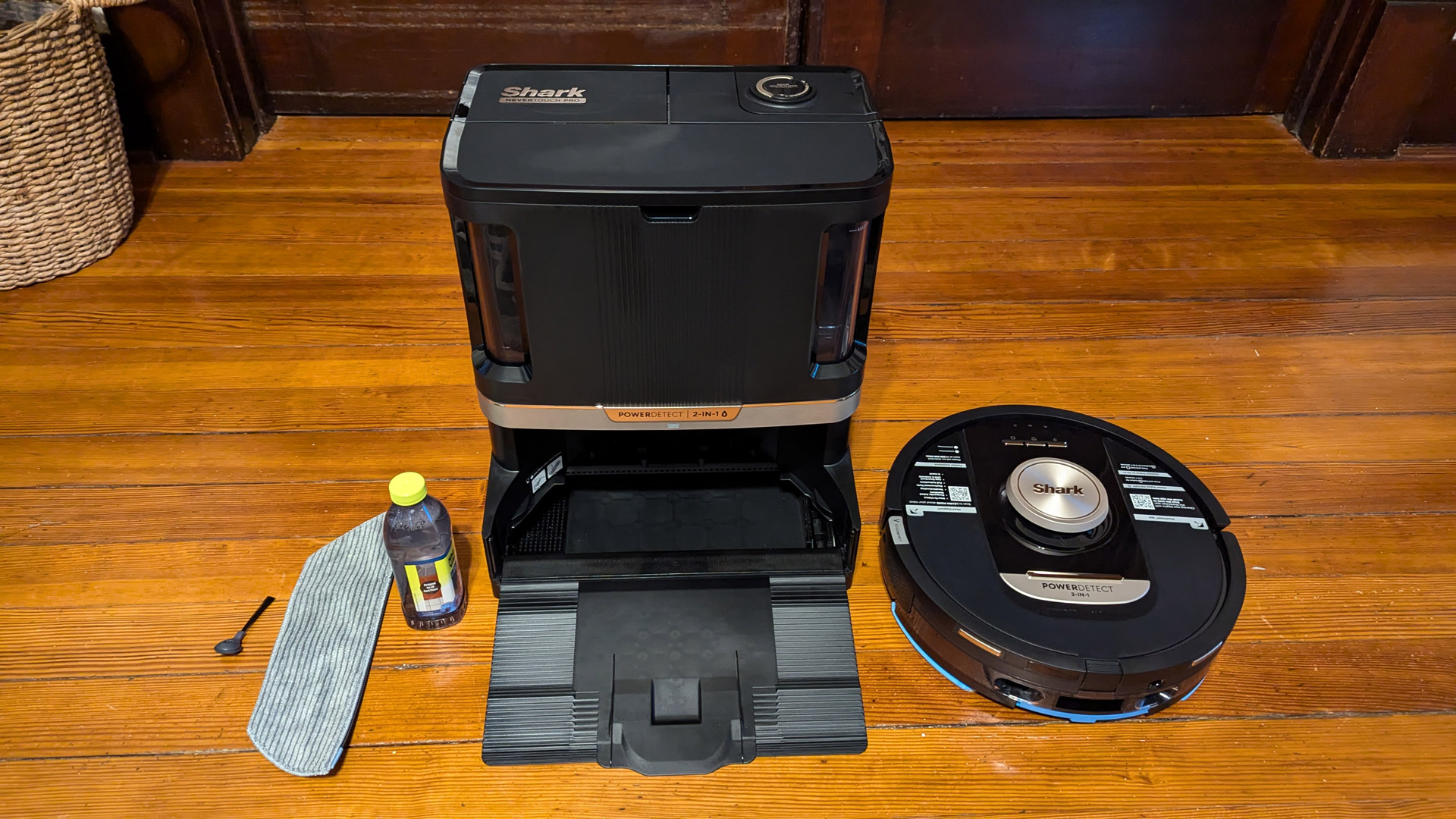 Everything that comes with the Shark PowerDetect Robot Vacuum and Mop