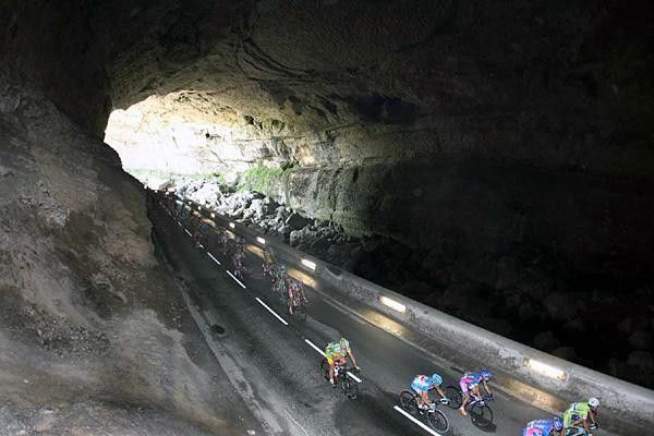 The peloton passes through a tunnel