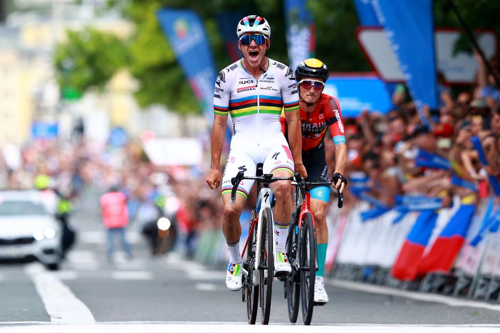 Remco Evenepoel outsprinting Pello Bilbao to win Clasic&aacute; San Sebasti&aacute;n 2023