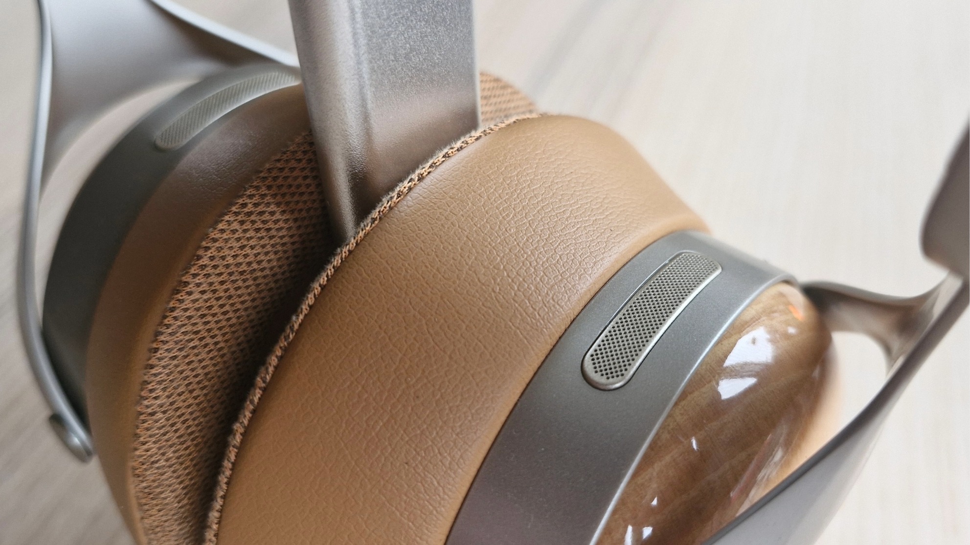 Closeup of the Sivga Robin SV021 Pro over-ear headphones earcups.