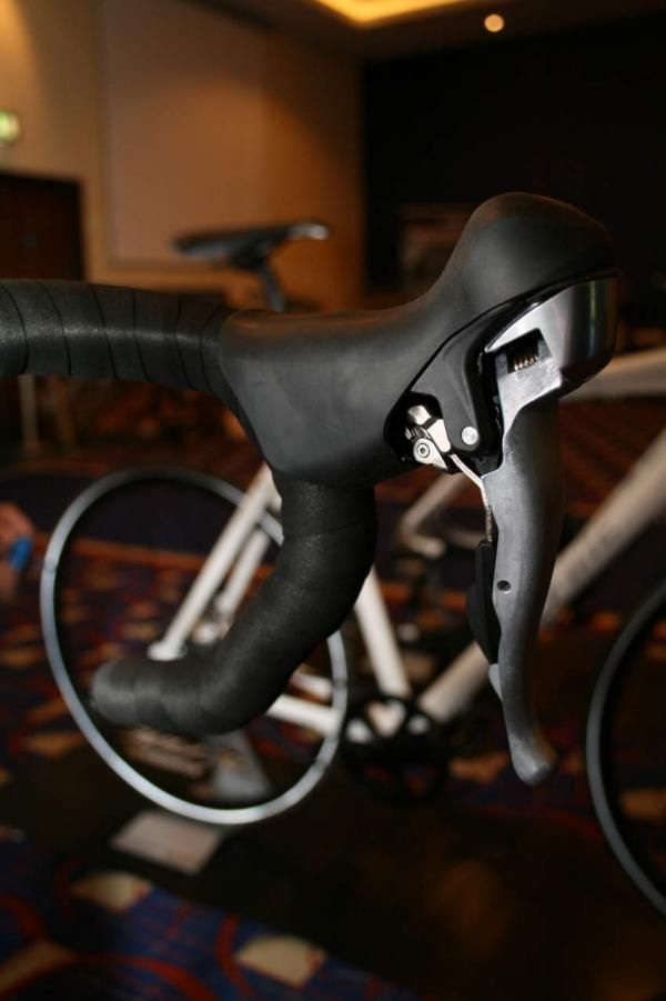 The 105 levers have aluminium instead of carbon lever blades.