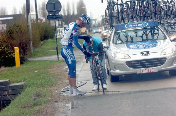 Tom Boonen (Quick Step) waits for a wheel change.
