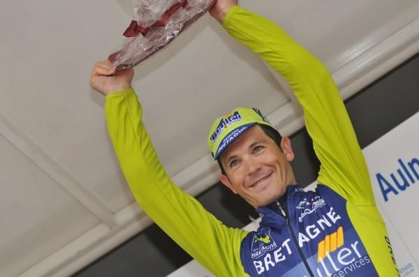 Jean-Luc Delpech (Bretagne - Schuller) with the winner's trophy.