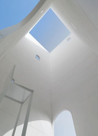 White interior of the Shingo Masuda + Katsuhisa Otsubo Architects