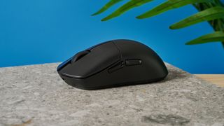 A black Lemokey G1 wireless gaming mouse sitting on a marble slab