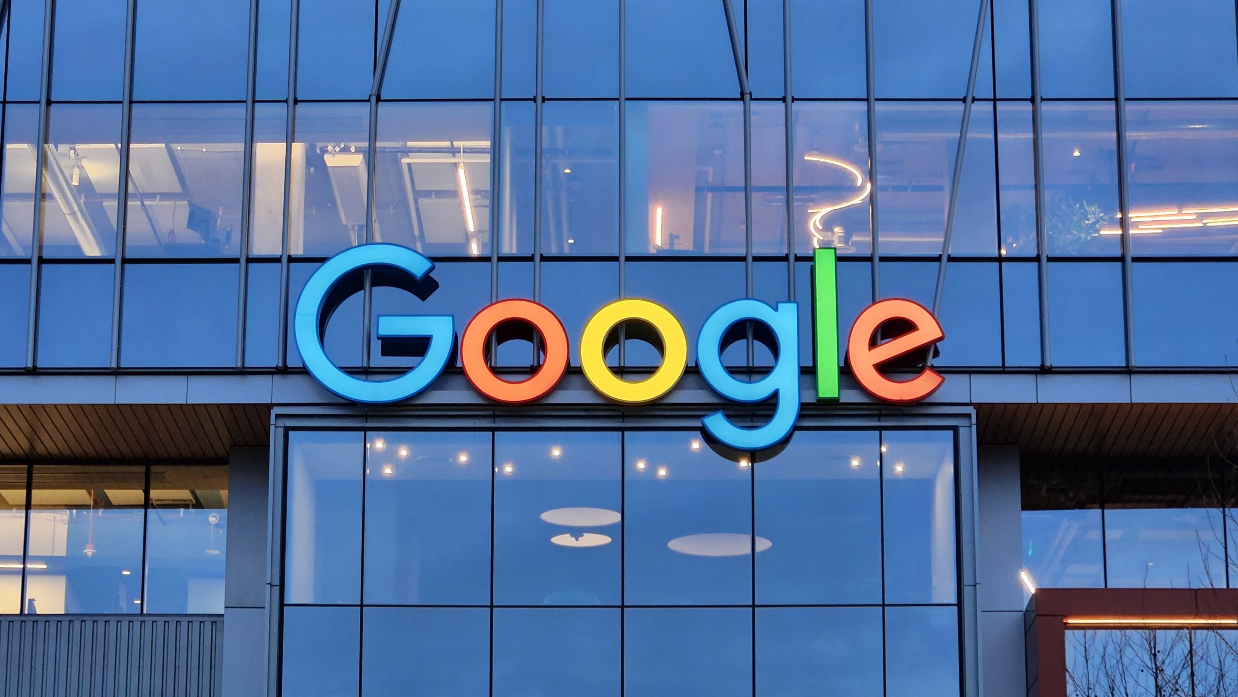 建筑物上的 Google 徽标