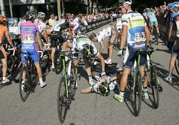 Daryl Impey (Orica - GreenEdge) is helped by concerned teammates