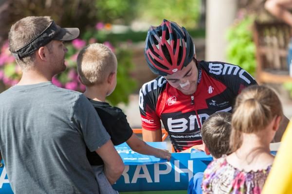 Young fans seek a signature before the start of stage 4