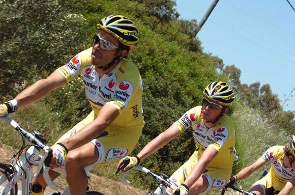 Gilberto Simoni (Saunier Duval-Prodir) rolls along.