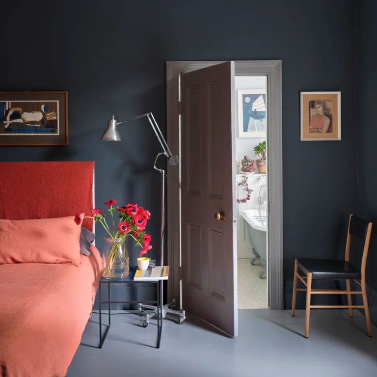 What are the best dark colors for small rooms? Expert tips