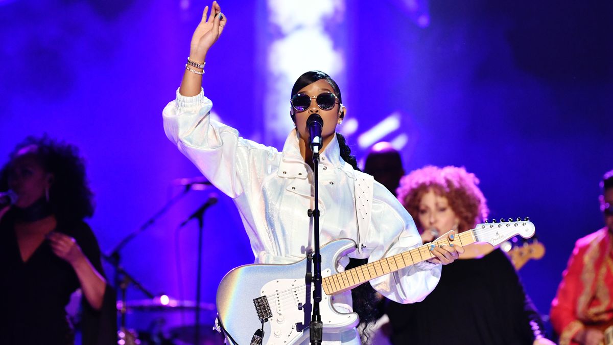 H.E.R. performs onstage during the 62nd Annual GRAMMY Awards &quot;Let&#039;s Go Crazy&quot; The GRAMMY Salute To Prince on January 28, 2020 in Los Angeles, California