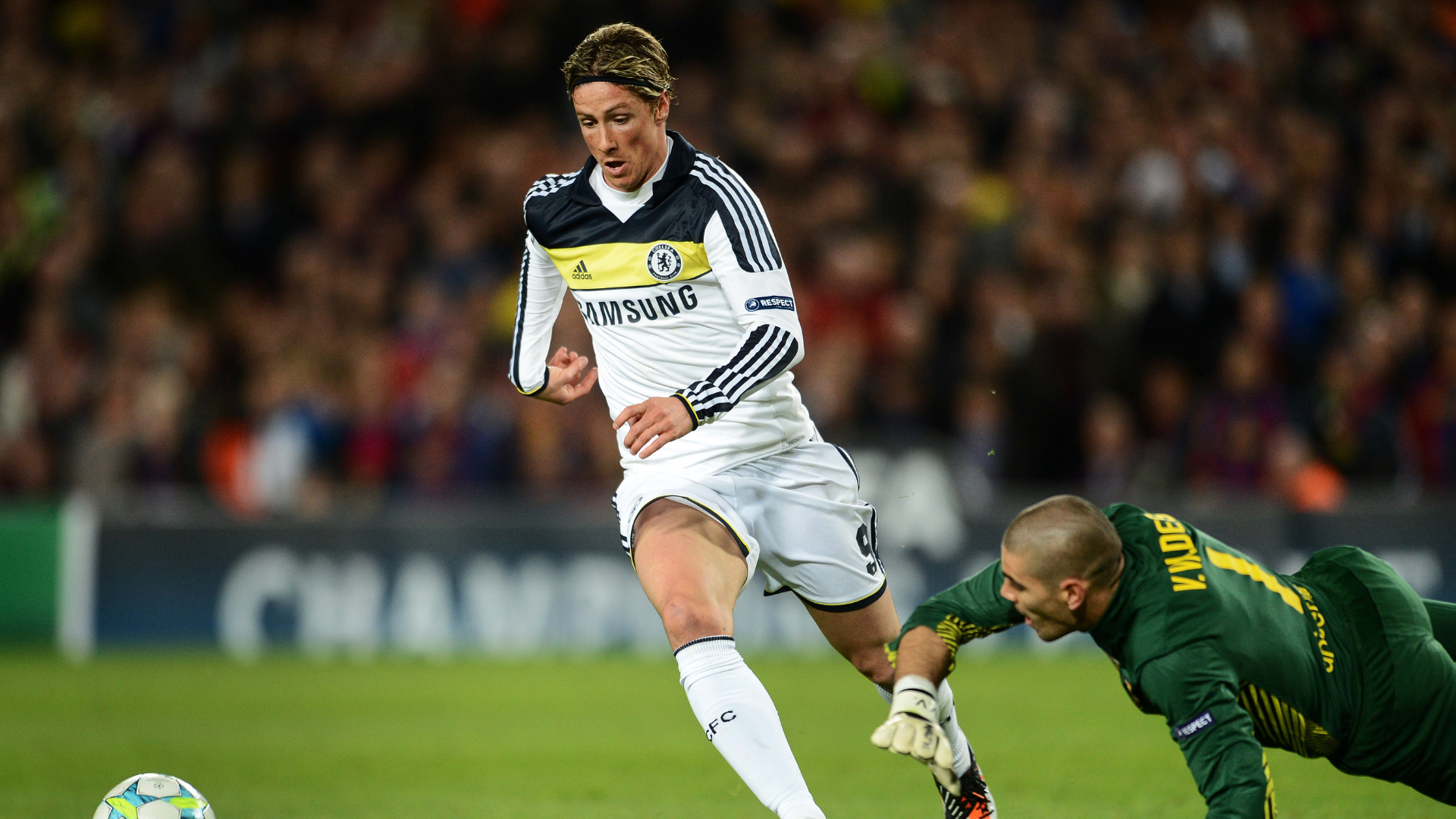 Fernando Torres (L) of Chelsea passes by goalkeeper Victor Valdes of Barcelona to score the equalizing goal during the UEFA Champions League Semi Final second leg match between FC Barcelona and Chelsea FC at the Camp Nou stadium on April 24, 2012 in Barcelona, Spain.