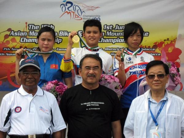 The junior women's podium (l-r): Bui Thi Quyen (Vietnam), 2nd; Vipavee Deekaballes (Thailand), 1st; Kuan Hui Wu (Chinese Taipei), 3rd.