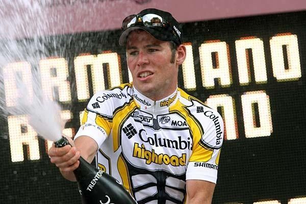 Mark Cavendish (Team Columbia-Highroad) opens the champagne.