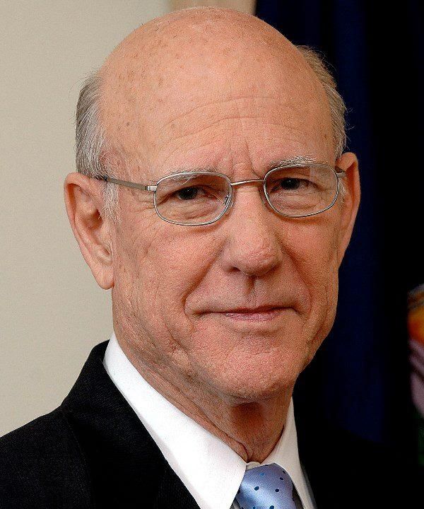 Poll: GOP Sen. Pat Roberts edges ahead in Kansas