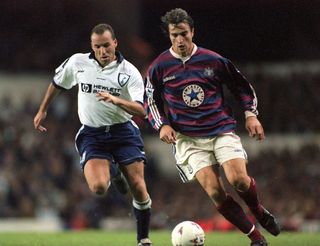 Best Newcastle retro shirts 2022: The Magpies' best classic football shirts ever: RONNY ROSENTHAL OF TOTTENHAM HOTSPUR CLOSES DOWN DAVID GINOLA OF NEWCASTLE UNITED DURING THE TOTTENHAM HOTSPUR V NEWCASTLE UNITED FA PREMIERSHIP MATCH AT WHITE HART LANE , LONDON.