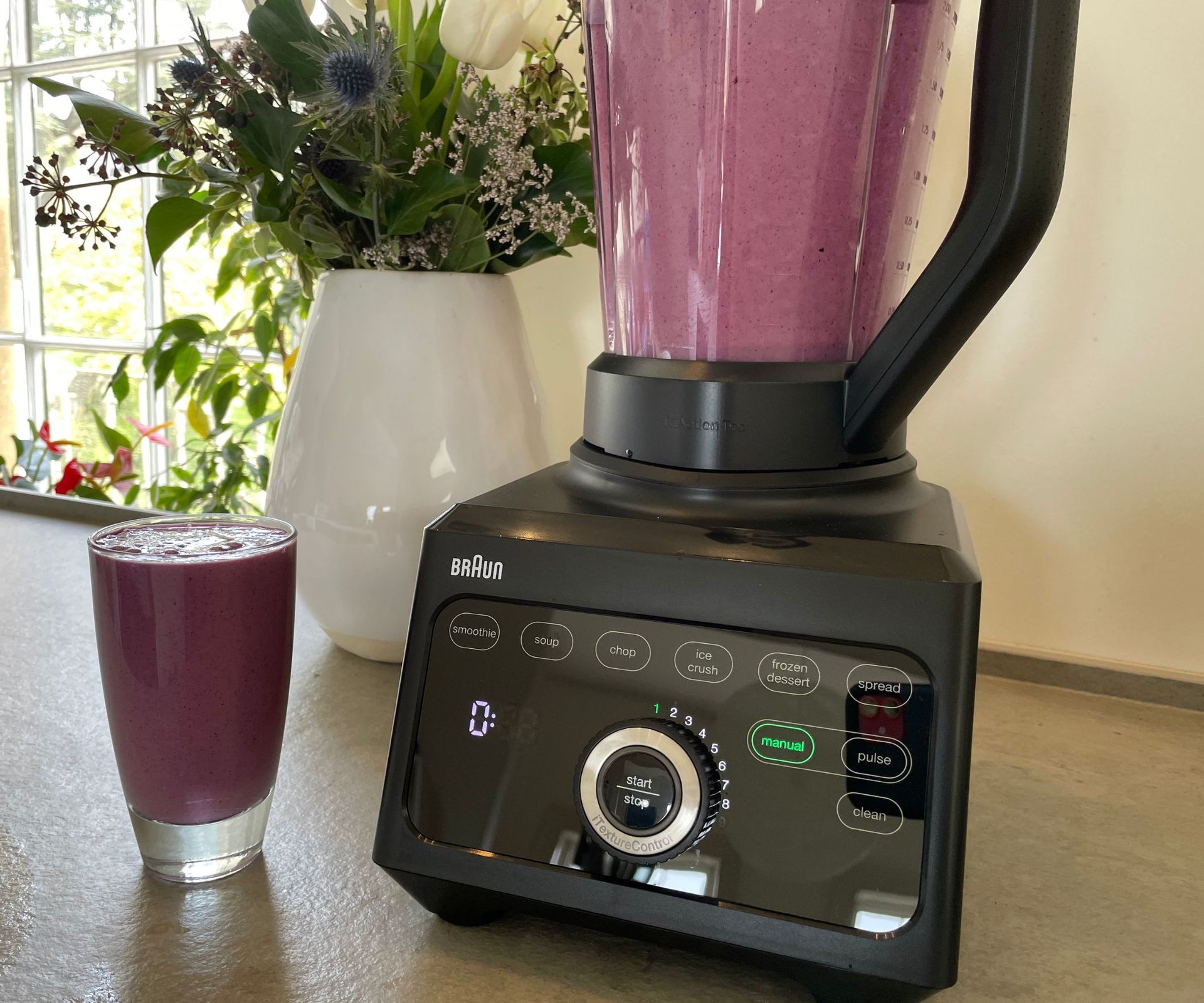 Braun TriForce Power Blender making a smoothie
