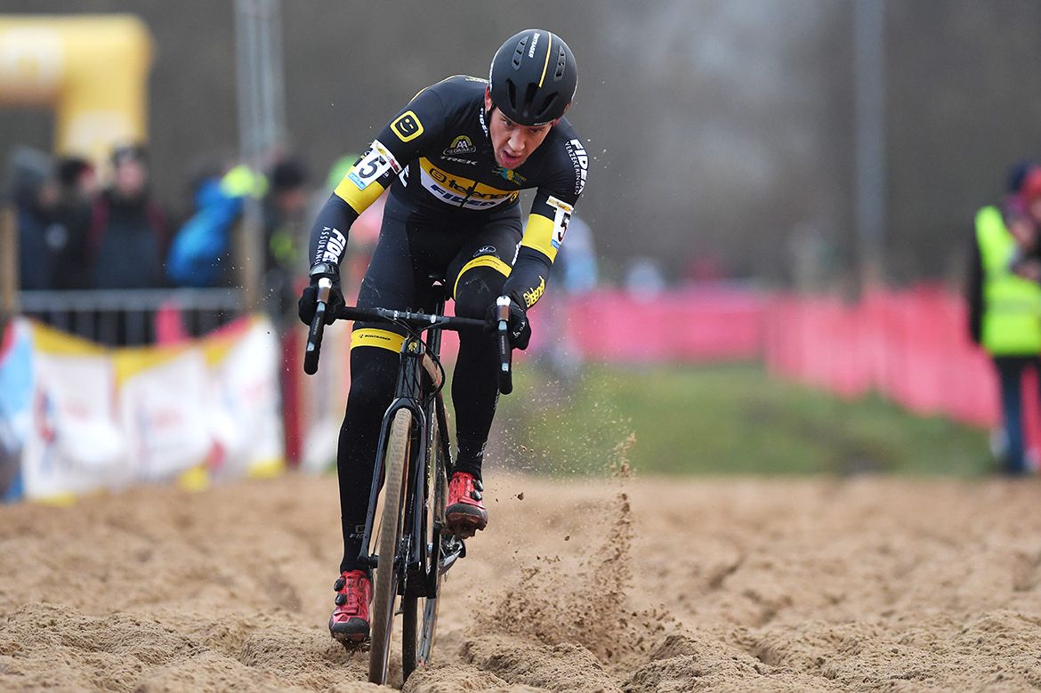 Tom Meeusen heads through the sand