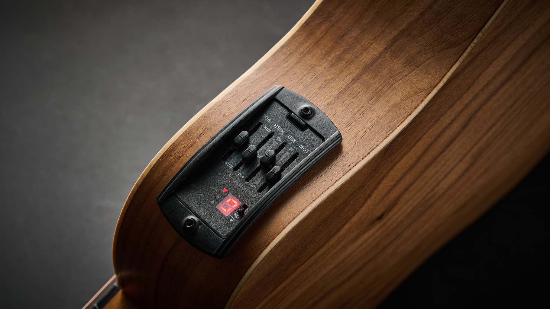 The onboard Taylor ES-B electronics on the Taylor BT1e Baby Taylor 3/4 acoustic guitar