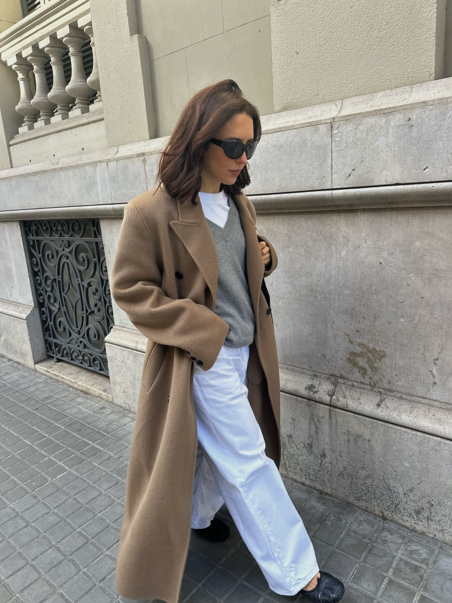 Influencer wearing white jeans