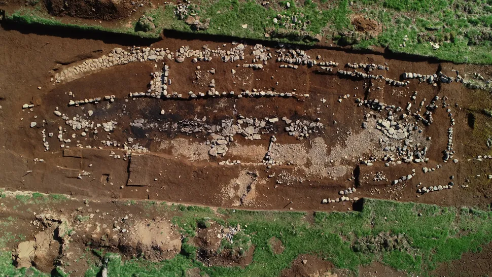 ang tertua dari dua rumah panjang Viking di Stöð berasal dari sekitar 800 M, beberapa dekade sebelum tanggal pemukiman Islandia yang diterima secara umum pada 874 M.