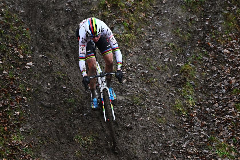 NAMUR, BELGIUM - DECEMBER 15: Fem Van Empel of The Netherlands and Team Visma | Lease A Bike competes during the 15th UCI Cyclo-Cross World Cup Namur 2024 - Women&#039;s Elite on December 15, 2024 in Namur, Belgium. (Photo by Luc Claessen/Getty Images)