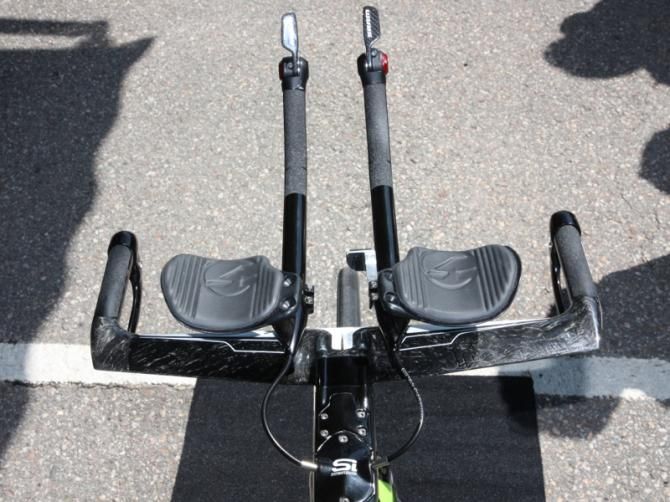 Althought the brake cables are fully hidden, the shift cables pop out of the back of the extensions before disappearing into the stem and through the frame