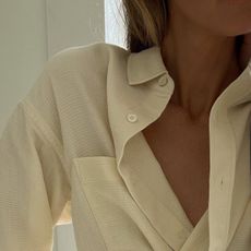 Anouk Yve's decollett&eacute; wearing a yellow shirt