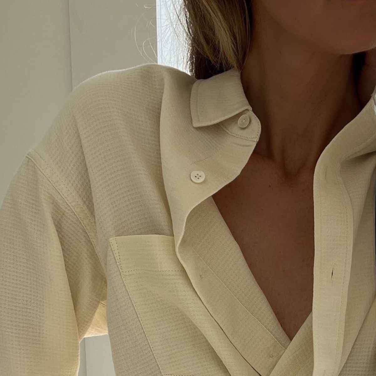 Anouk Yve's decollett&eacute; wearing a yellow shirt