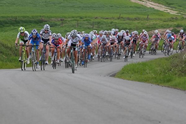 The bunch chases solo attacker, Emma Mackie (Tibco)