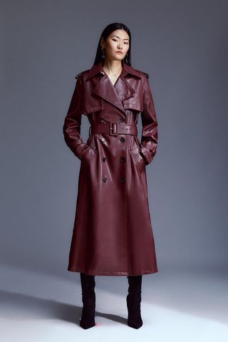 Karen Millen, Maßgeschneiderter Trenchcoat aus Kunstleder mit Gürtel