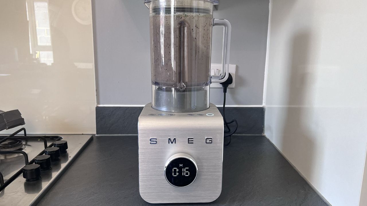 Making a kale, blueberry and banana smoothie in the Smeg BLC01 Professional Blender