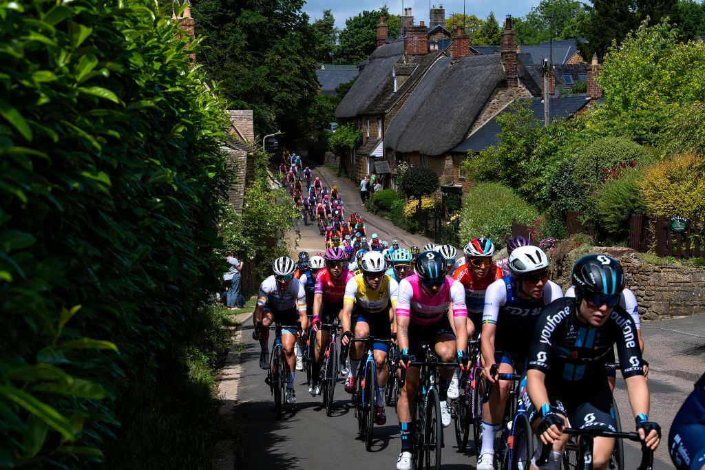 The peloton races through Oxfordshire during the final stage of the 2022 Women&#039;s Tour