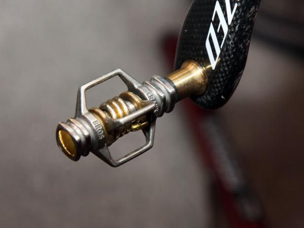 Todd Wells (Specialized) runs Crankbrothers Egg Beater 4ti pedals.