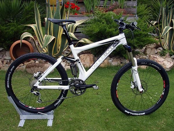 Budget-minded riders also have the option of an alloy Genius that offers suspension and handling characteristics similar to the top-end LTD model but with a far more reasonable price tag.