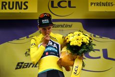 Jay Hindley kisses yellow jersey at Tour de France 2023