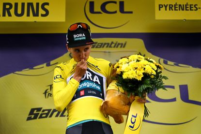 Jay Hindley kisses yellow jersey at Tour de France 2023