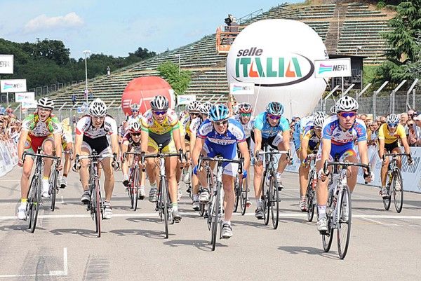 A field sprint decided the Italian Junior men's national championship road race.