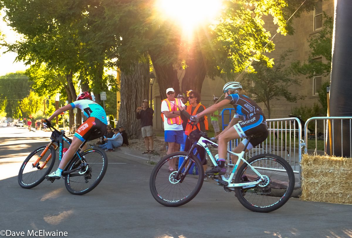Rose Grant (Stans NoTubes) leading Amy Beisel (Ridebiker) with a couple laps remaining