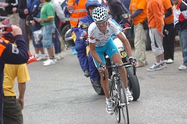 Ezequiel Mosquera (Xacobeo Galicia) chases.