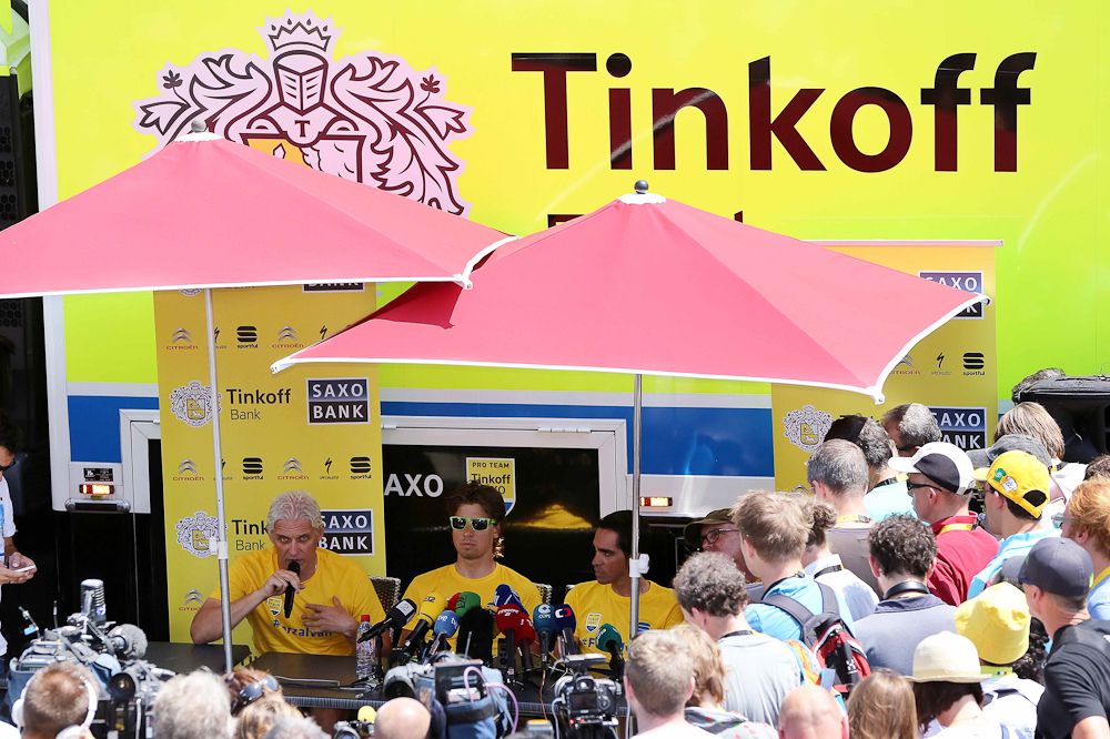 Crowds gather around Tinkoff-Saxo during the second rest day.