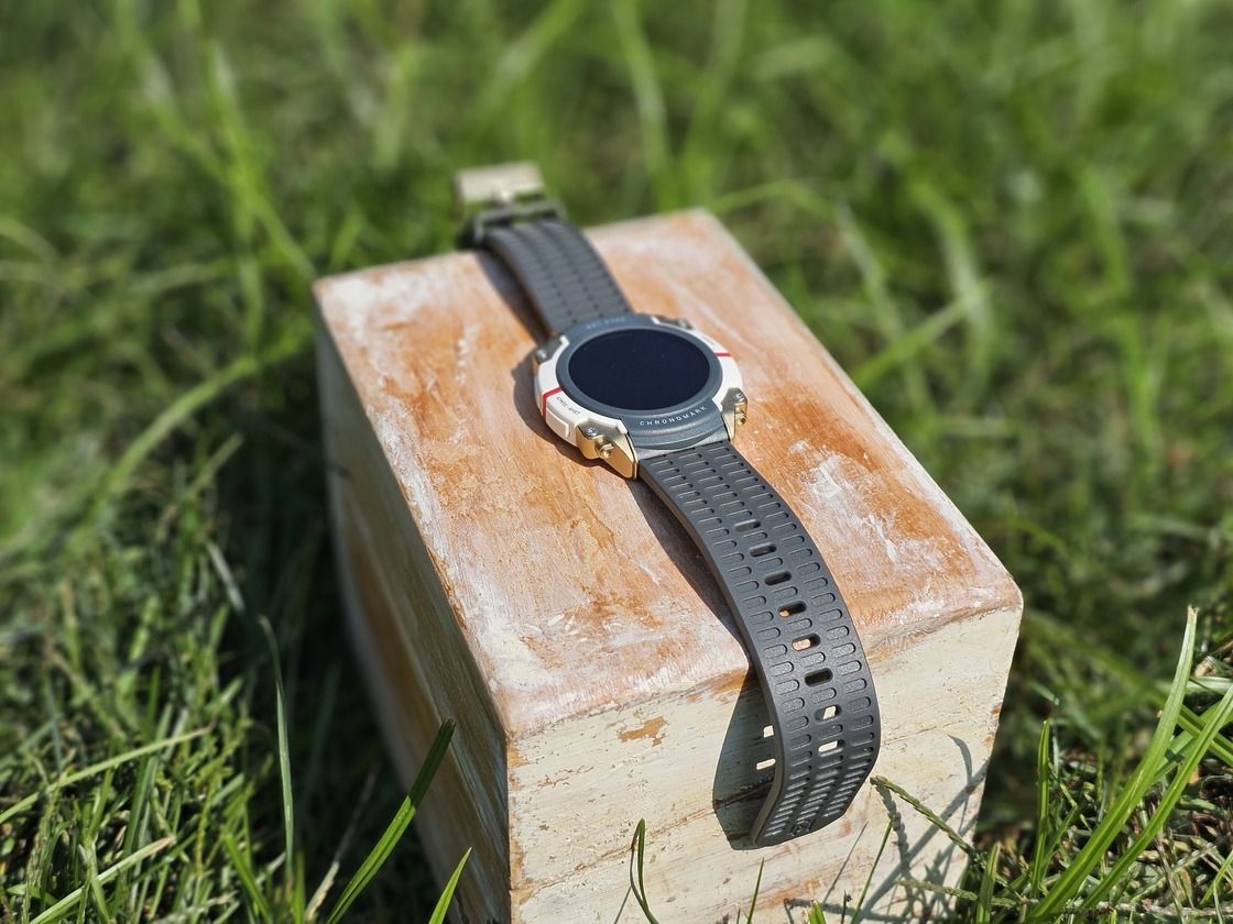 Starfield controller and headset photos placed in a rustic setting.