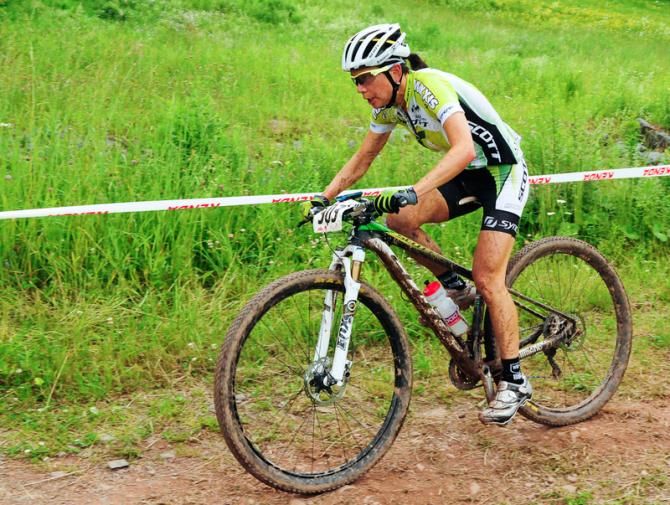 Amanda Sin (Scott 3Rox Racing) riding solidly in second place