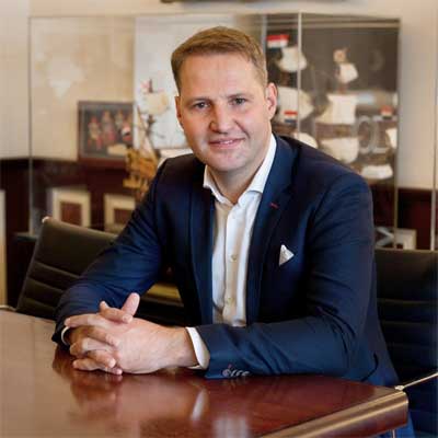 picture of Gerrit Jan Reinders a decluttering expert in a suit sitting at a desk